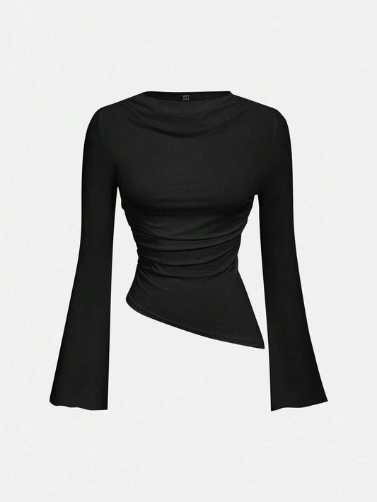 Black gathered round-neck shirt with bell sleeves, gathered waist and asymmetrical hem, versatile for modern outfits